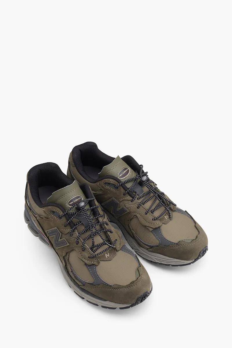 NEW BALANCE Men 2002 Sneakers in Dark Green 1