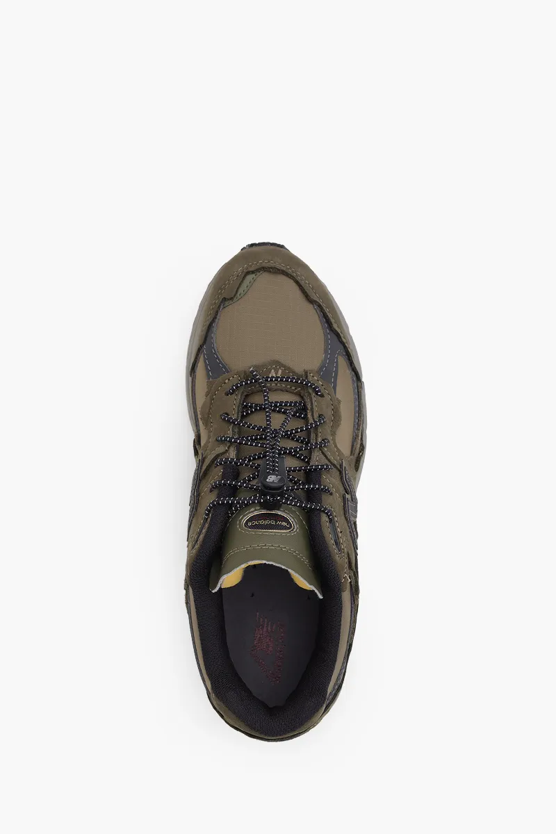 NEW BALANCE Men 2002 Sneakers in Dark Green 3