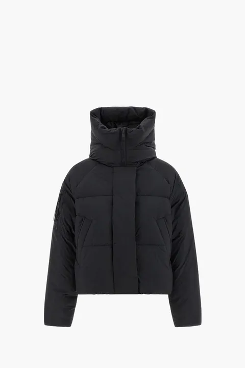 CANADA GOOSE Women Chilliwack Puffer Jacket in Black with Tonal Logo