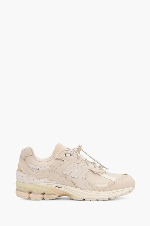 NEW BALANCE Men 2002 Sneakers in Khaki